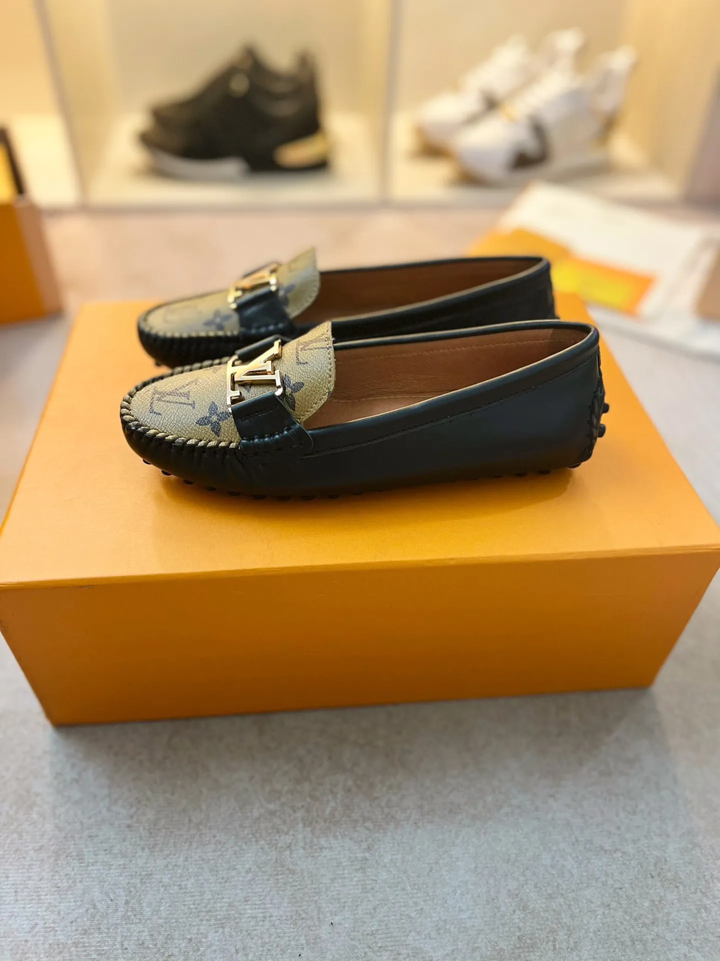 p460💰Couple model❤️🇫🇷 𝙇𝙤𝙪𝙞𝙨 𝙑𝙪𝙞𝙩𝙩𝙤𝙣 🇫🇷Louis Vuitton 2023 Classic𝓛𝓿 𝓣𝓻𝓪𝓲𝓷𝓮𝓻 Sports Series ➪➪➪¯ [Arizona Doudou Shoes Series] ▪️▪️▪️Arizona slip-on shoes are made of Monogram Eclipse canvas. Its hand-painted and dyed edges and hand-sewn uppers fully demonstrate Louis Vuitton's traditional shoemaking craftsmanship. This slip-on shoe is very lightweight. The integrated tongue and upper make it particularly comfortable and flexible. The soft outsole is equipped with rubber padding. Decorated with matching sash. Detailed features: ☑️Monogram Eclipse canvas ☑️Black Eclipse pattern ☑️Hand-painted shoe edges ☑️Hand-sewn uppers (each pair takes time to process) ☑️Integrated tongue and upper construction ☑️Outsole equipped with rubber lining ☑️size: 35_46